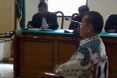 Indonesia: Sragen regent acquitted of corruption charges